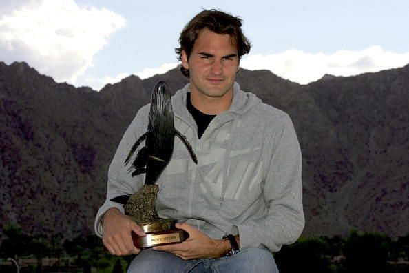 Federer poses with the 2006 Indian Wells trophy