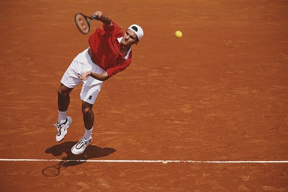 Federer makes his Grand Slam debut at the 1999 French Open, losing to Rafter in the first round
