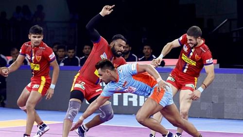 Maninder Singh in action against Dabang Delhi