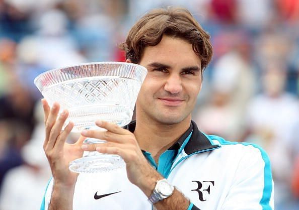 Federer celebrates his 3rd Cincinnati title in 2009