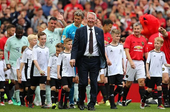 Sir Alex Ferguson with the class of &#039;99 team in the background.