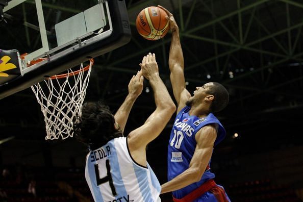 Norwood dunks on Luis Scola in the 2014 World Cup