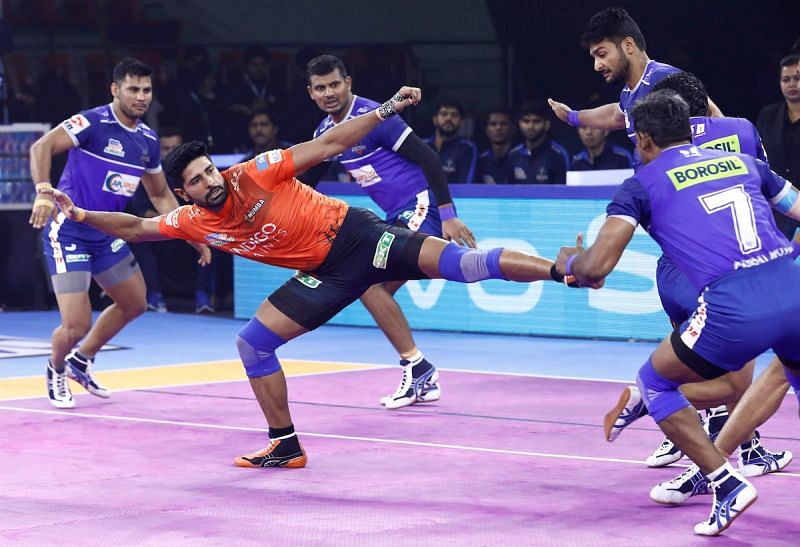 Rohit Baliyan is seen raiding against the Haryana Steelers