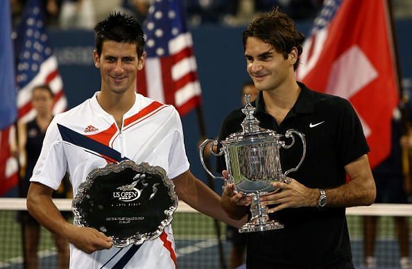 Federer poses with his record 4th consecutive US Open title in 2007