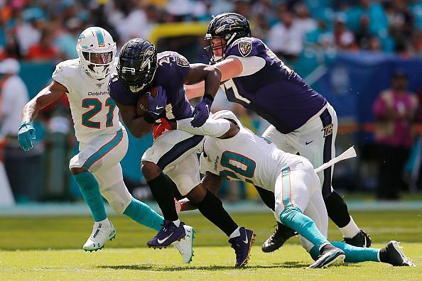 Mark Ingram breaking tackles against Dolphins players