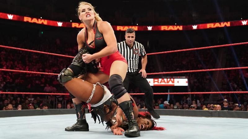 Lacey Evans fell over when locking in the Sharpshooter last night on Raw