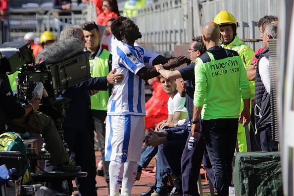 Pescara player Sulley Muntari was penalized for reporting racist behavior