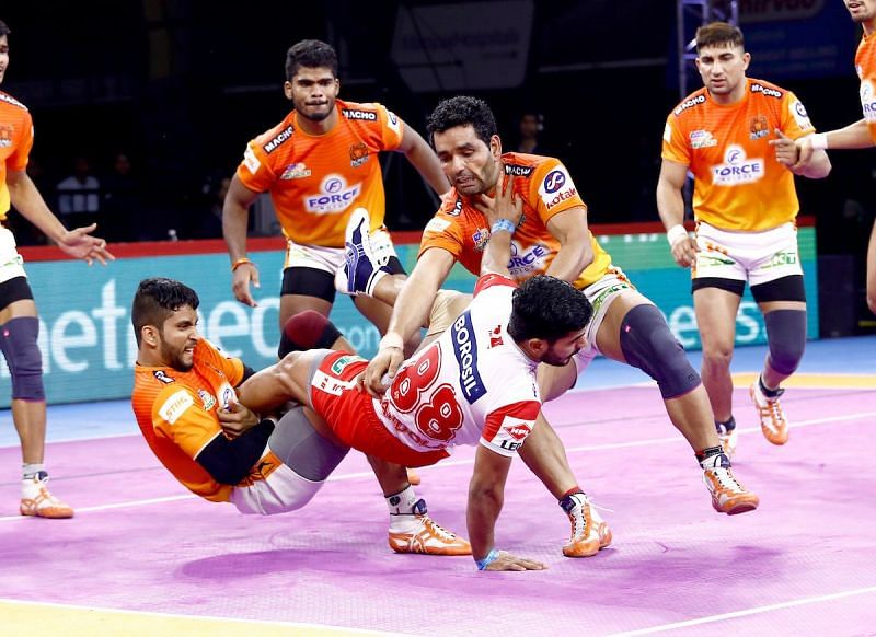 Puneri Paltan defenders in action