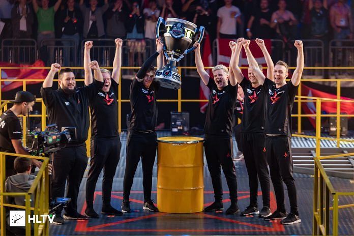 Astralis lifting the Starladder Berlin trophy (Image courtesy HLTV)