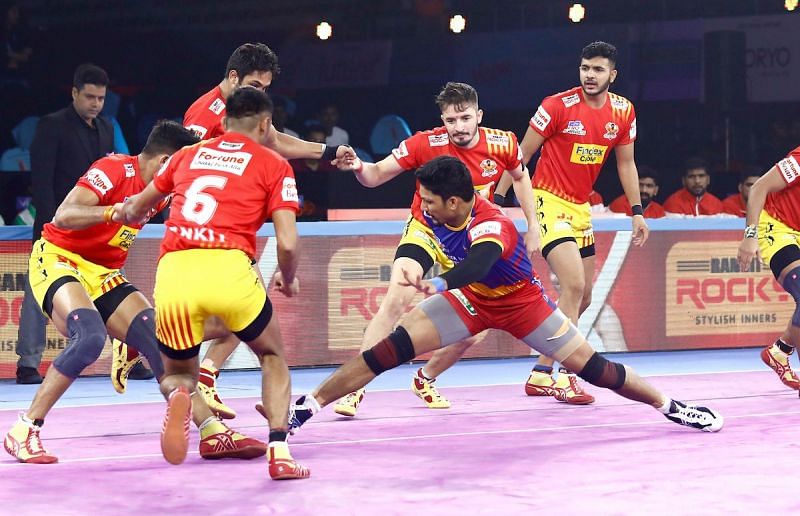 Rishank Devadiga raiding against Gujarat Fortunegiants