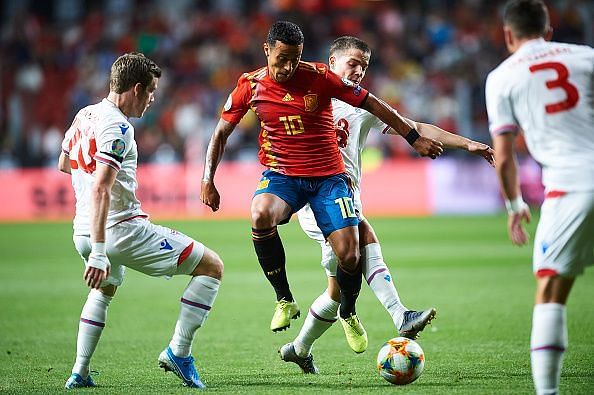 Operating in tight spaces, Thiago was able to find his team-mates with quick and accurate passes