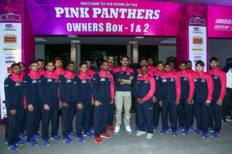 Jaipur Pink Panthers team strike a pose with owner Abhishek Bachchan