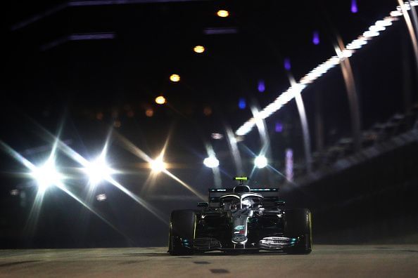 Bottas under the lights in Q1