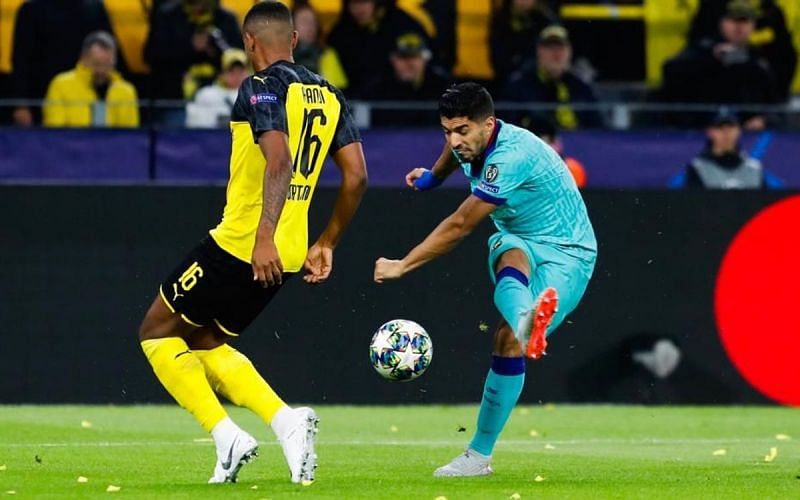 Luis Suarez takes a shot during Barcelona vs Borussia Dortmund