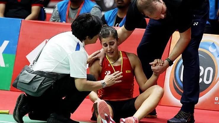 Carolina Marin grimaces in pain after her unfortunate injury at the Indonesia Masters