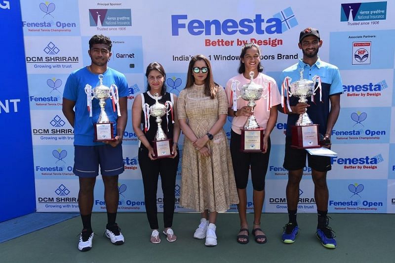 Sania Mirza (c) felicitates the winners Niki K Poonacha (r) &amp; Sowjanya Bavisett (2nd from right) and runners-up Aryan Goveas (l) &amp; Ankit Bhambri (2nd from left)