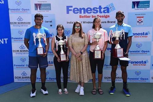 Sania Mirza (c) felicitates the winners Niki K Poonacha (r) & Sowjanya Bavisett (2nd from right) and runners-up Aryan Goveas (l) & Ankit Bhambri (2nd from left)