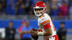 Chiefs' Mahomes helped off field after suffering knee injury