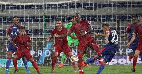 NorthEast United defended with resilience, not allowing Bengaluru a free run. PC: ISL