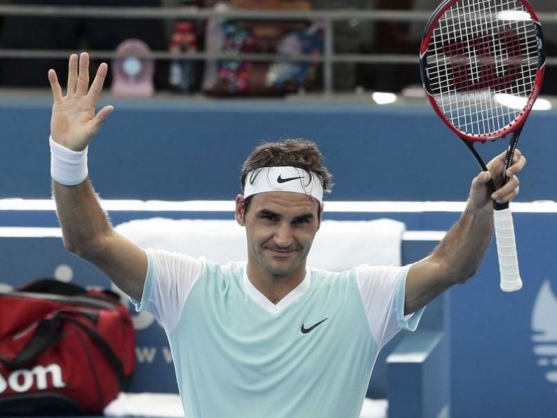 Federer acknowledges the crowd after beating Thiem in the 2016 Brisbane semifinals