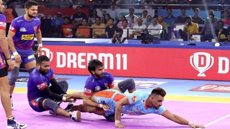 Maninder Singh taking out Dabang Delhi's defence