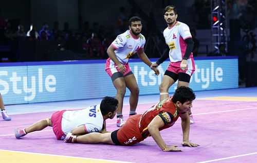 Jaipur Pink Panthers crushed Bengaluru Bulls to register a 41-34 victory