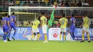 Amrinder Singh makes a stunning save (Credits: ISL)