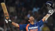सचिन तेंदुलकर वनडे और टेस्ट दोनों प्रारूपों में दोहरा शतक लगाने वाले पहले बल्लेबाज हैं