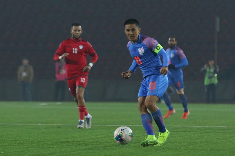 Sunil Chhetri dropping deep and playing a pass (Photo: AIFF)