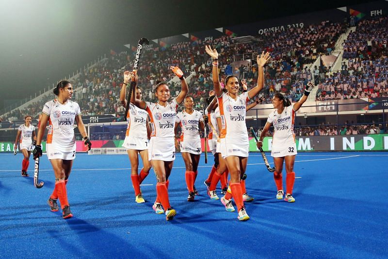 The Indian Women&#039;s Hockey Team thank the fans at the Kalinga
