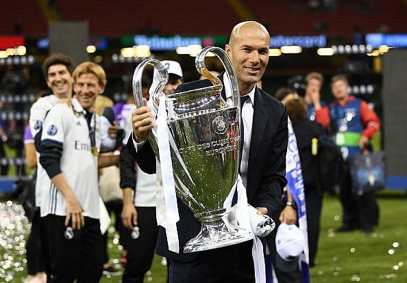 Zidane poses with the UCL trophy