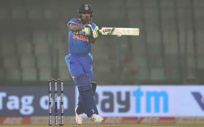 IND vs BAN: सुनील गावस्कर ने शिखर धवन की बल्लेबाजी पर उठाए सवाल