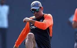 IND vs BAN: कोलकाता में होने वाले डे-नाइट टेस्ट मैच में गेस्ट कमेंटेटर की भूमिका में नजर आ सकते हैं एम एस धोनी