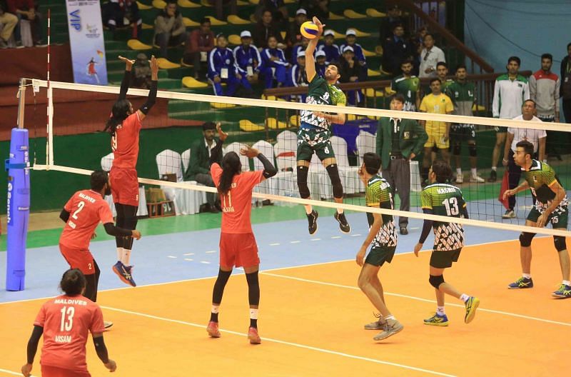 Pakistan&#039;s attempt of a spike against Maldives in the men&#039;s clash of Group B.