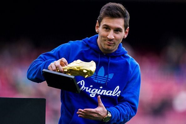 Messi unveils his Golden Boot after winning last season&#039;s continental award