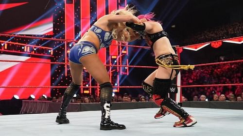 Charlotte Flair vs Asuka