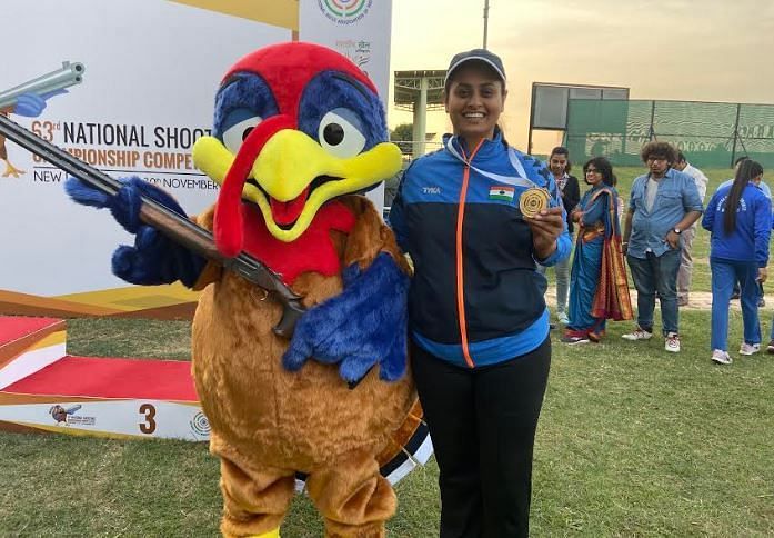 Shreyasi Singh poses with her medal
