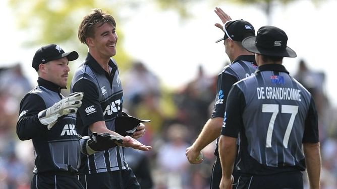 England collapse gifts New Zealand series lead in third T20