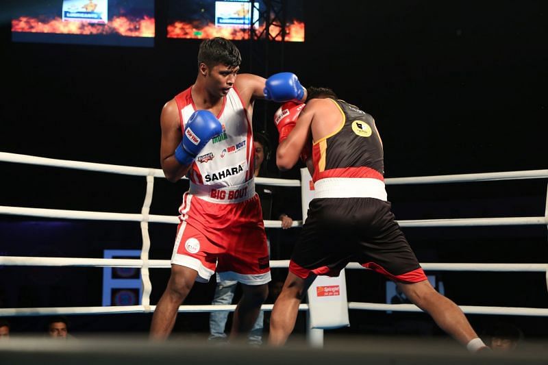 Bombay Bullets&#039; Prayag Chauhan (L) in action