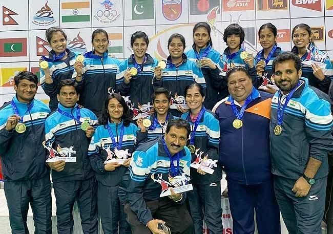 Indian Womens&#039; badminton team with their gold medals
