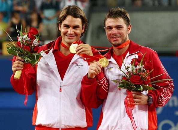 Federer and Wawrinka posing with their doubles gold medals at the 2008 Beijing Olympics