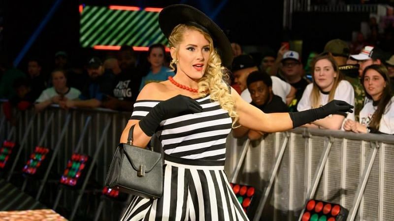 Lacey Evans is currently feuding with Sasha Banks and Bayley
