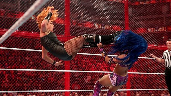 Becky Lynch vs Sasha Banks - Hell in A Cell 2019