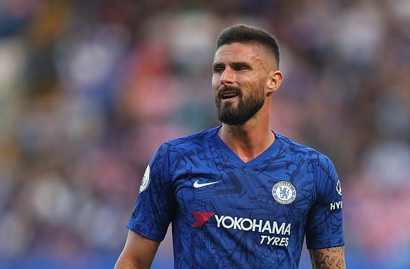 Olivier Giroud playing against Leicester City in the Premier League