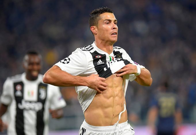 Ronaldo showed off his abs after an amazing goal against Manchester United