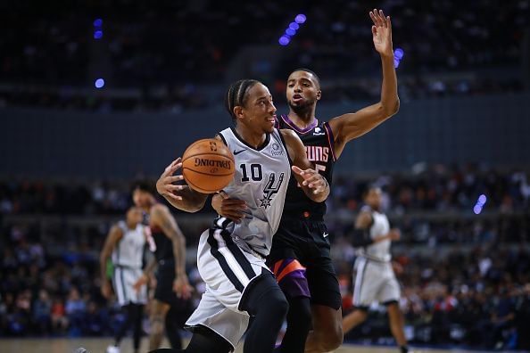 DeRozan slashing through in their game against the Phoenix Suns