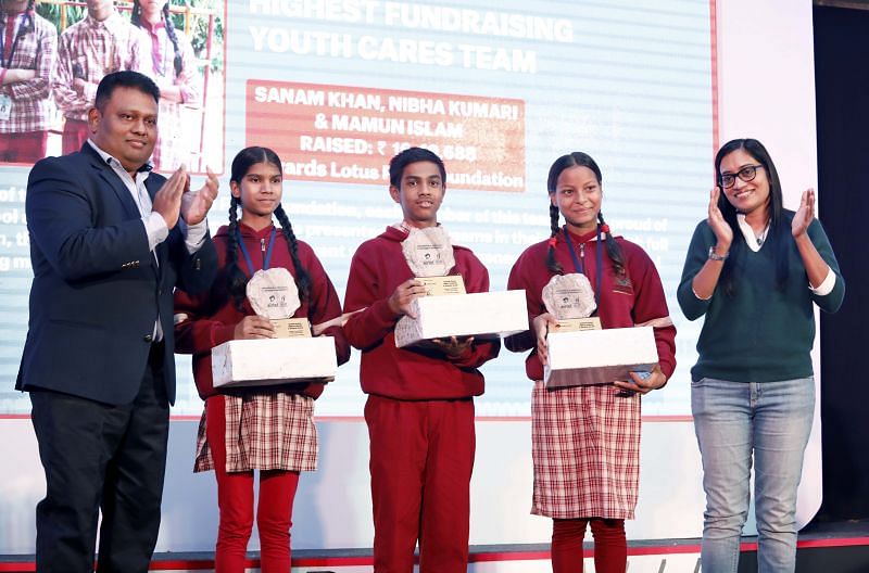 (L-R) Anand Mohan - Jt. Commissioner, New Delhi Range, Highest Fundraising Youth Cares Team - Nibha Kumari, Mamun Islam, Sanam Khan and Vani Venkatesh, CEO &ndash; Delhi/NCR, Bharti Airtel