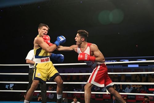 Naveen Boora (R) of Bombay Bullets in action