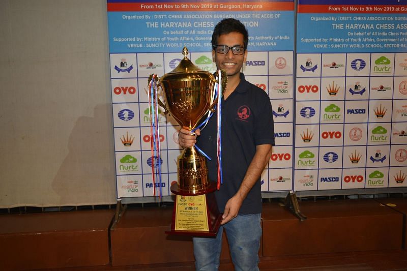 With the National Junior Championship Trophy! Picture Credit- All India Chess Federation (AICF)
