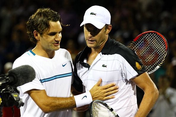 Roger Federer (L) and Andy Roddick